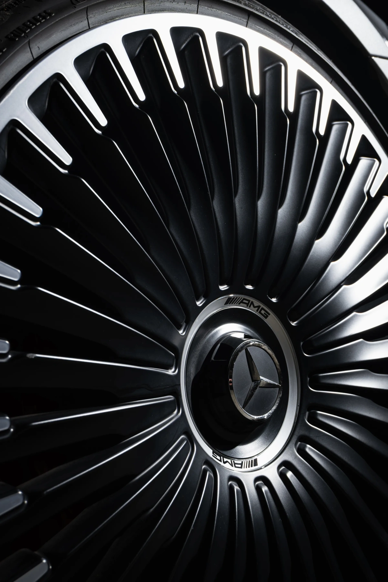 Mercedes-AMG Felge im schwarzen Turbinen-Design im Detail