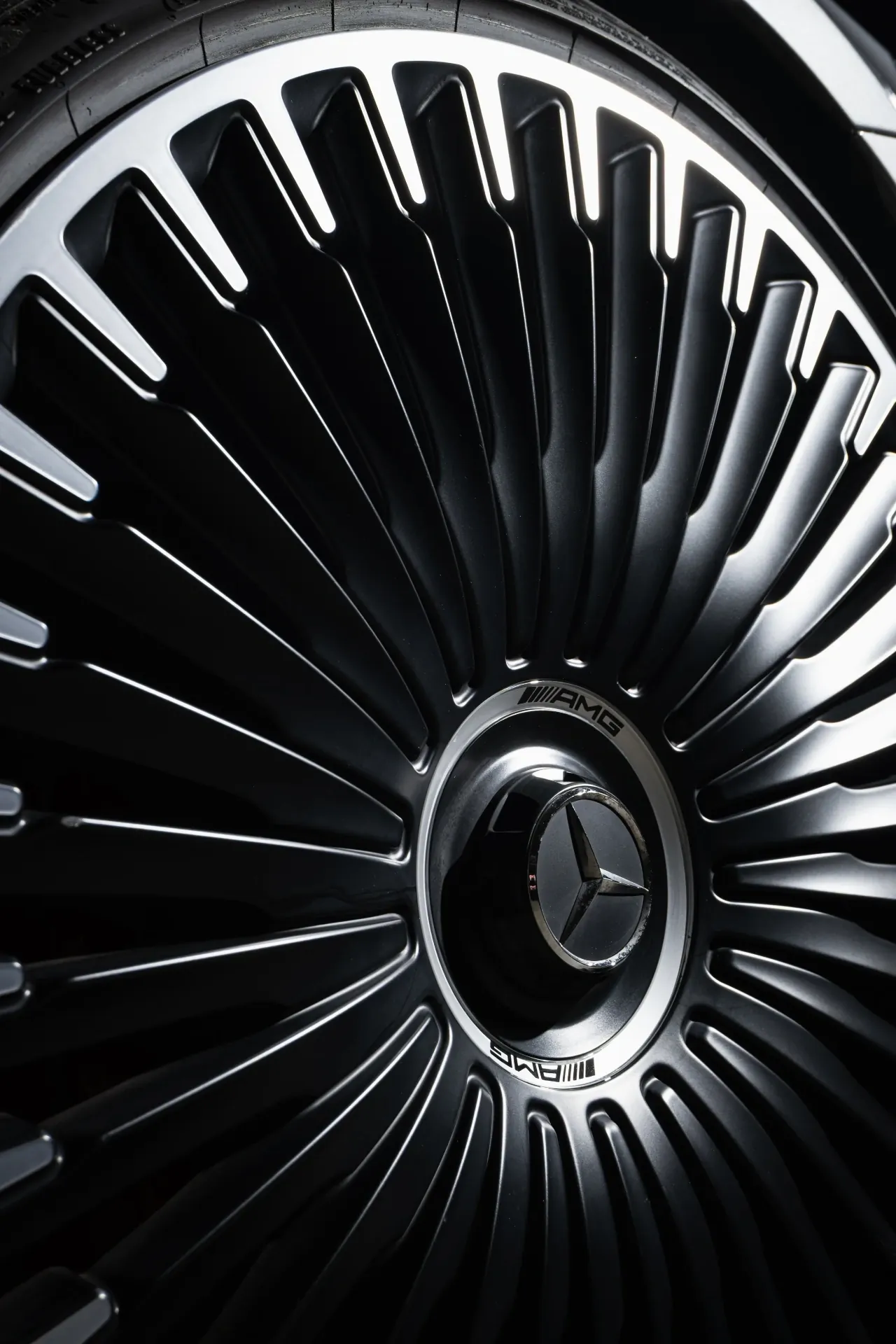 Mercedes-AMG Felge im schwarzen Turbinen-Design im Detail