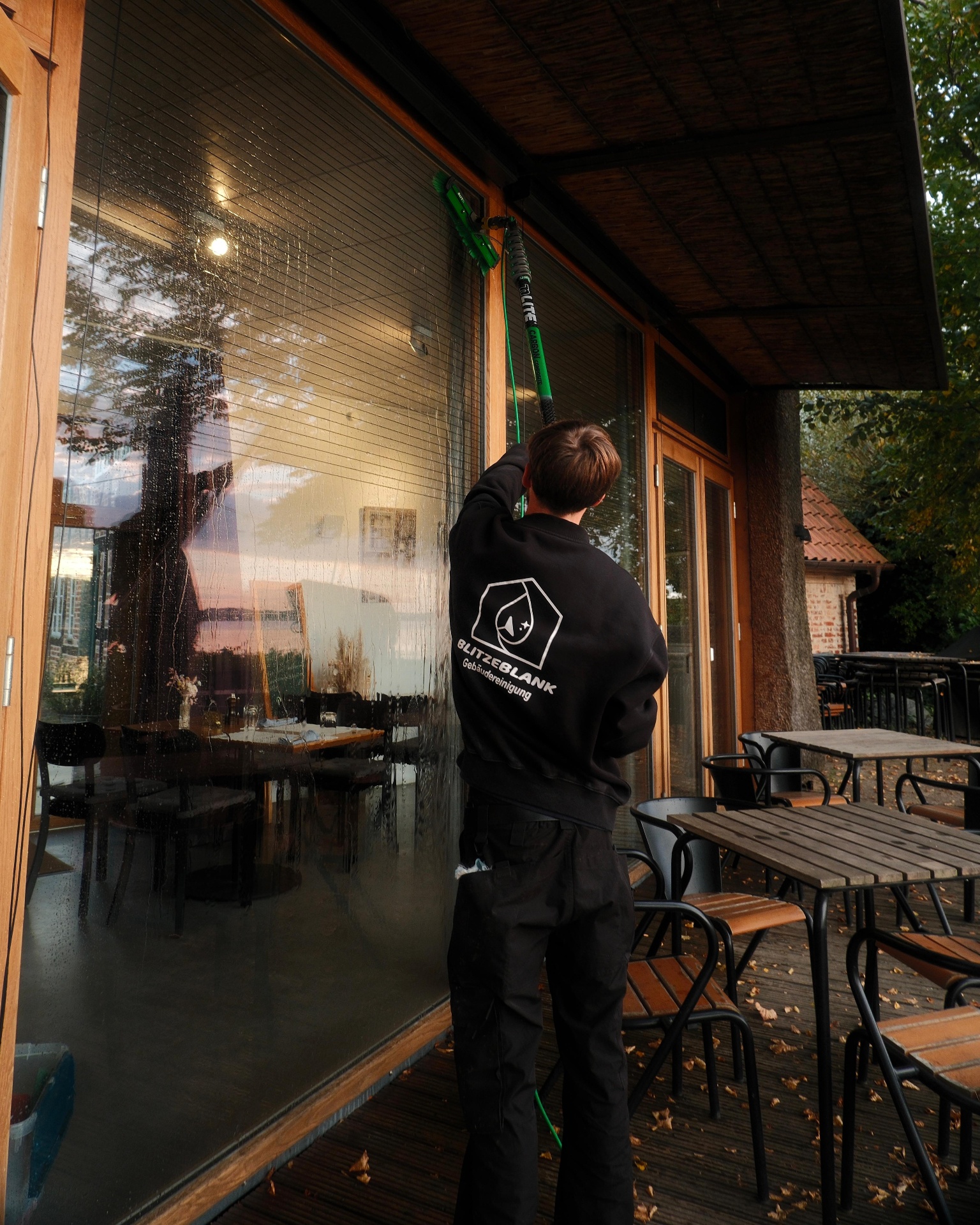 BlitzeBlank Mitarbeiter bei der Glasreinigung eines Cafés