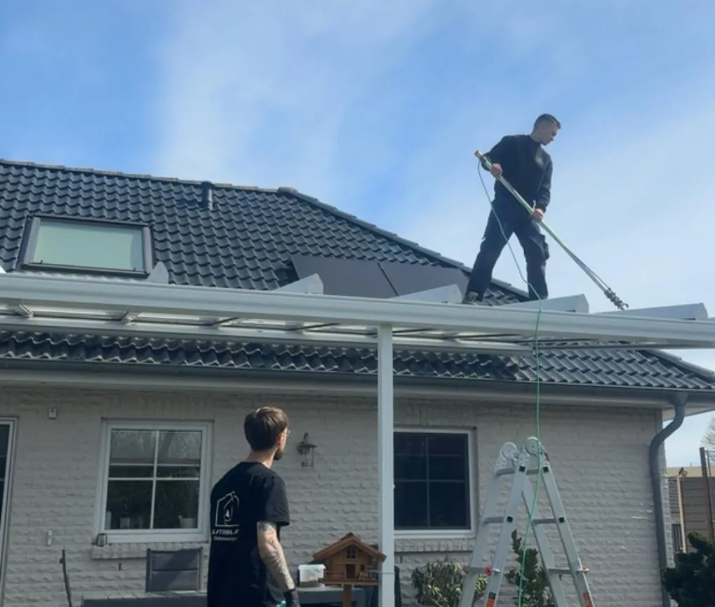 BlitzeBlank Team bei der Terrassendachreinigung
