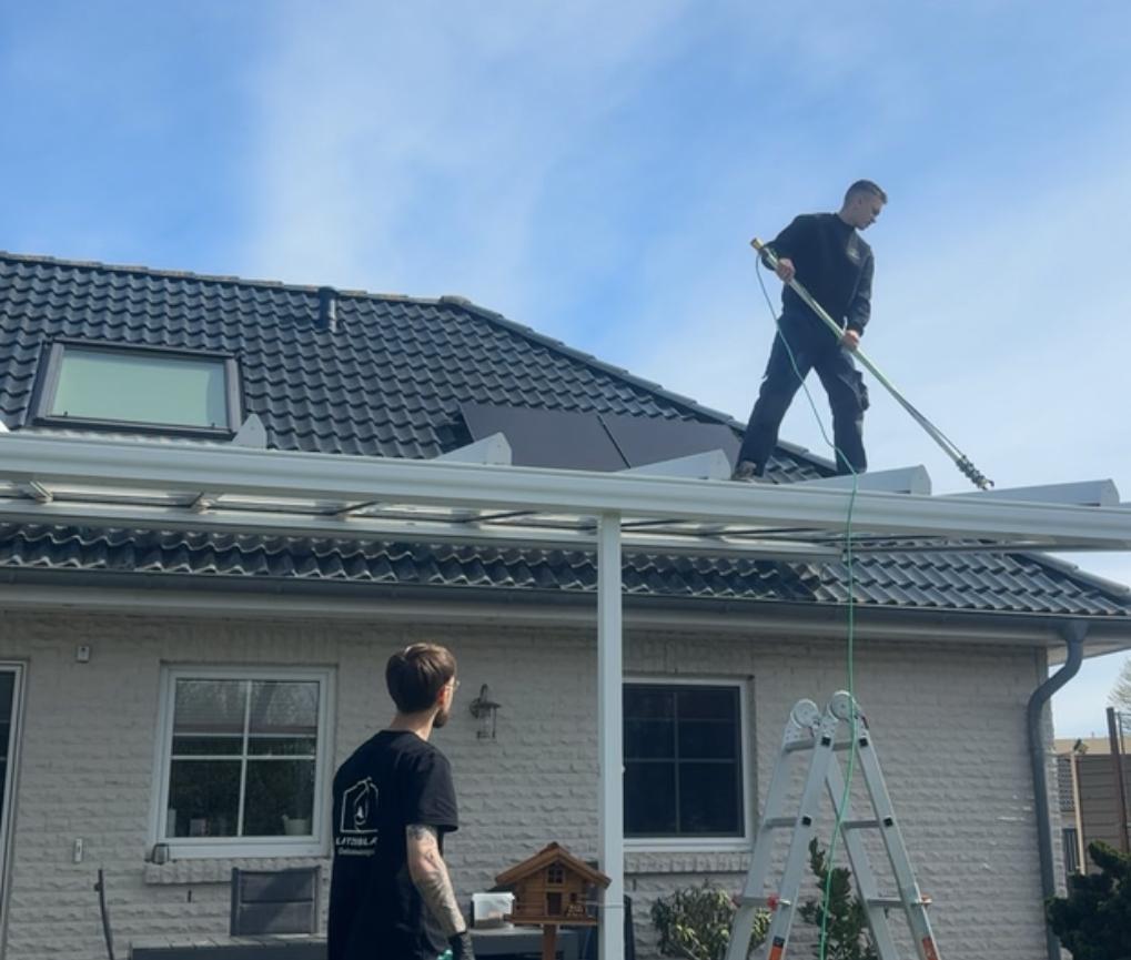 BlitzeBlank Team bei der Terrassendachreinigung