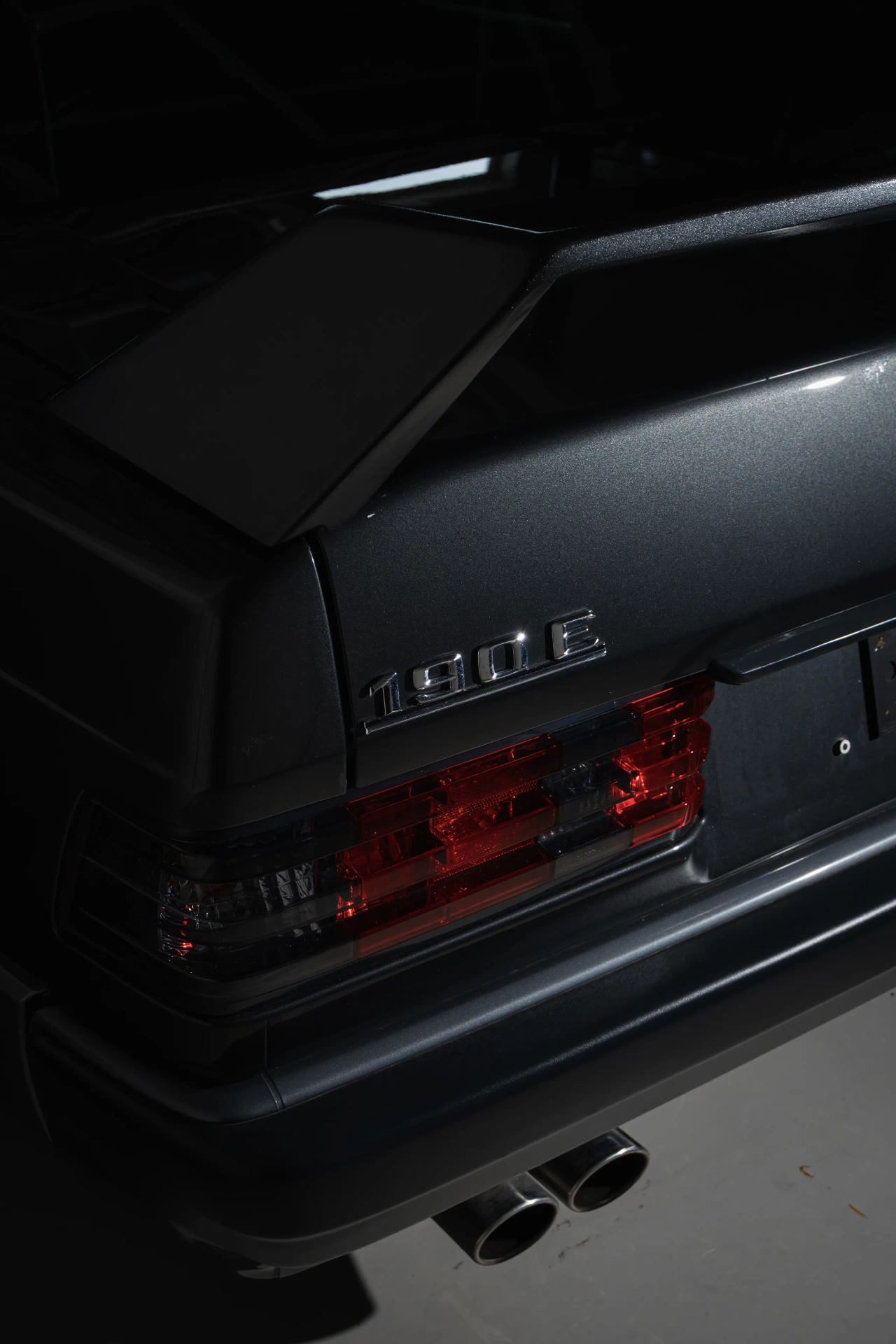 Mercedes 190E Heck mit Rückleuchte und Auspuff im Detail