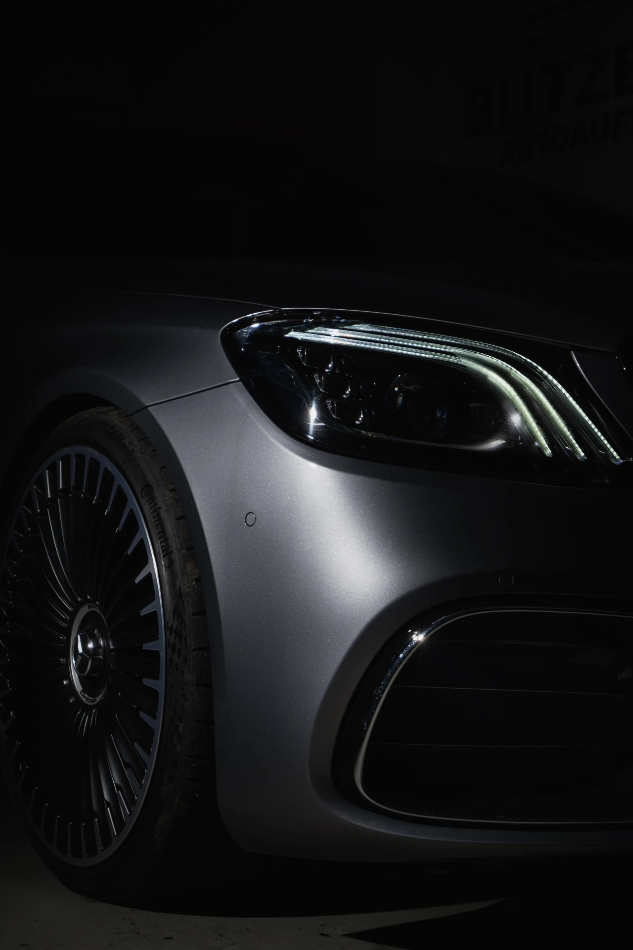 Mercedes-AMG Frontpartie mit Scheinwerfer und Felge im Detail