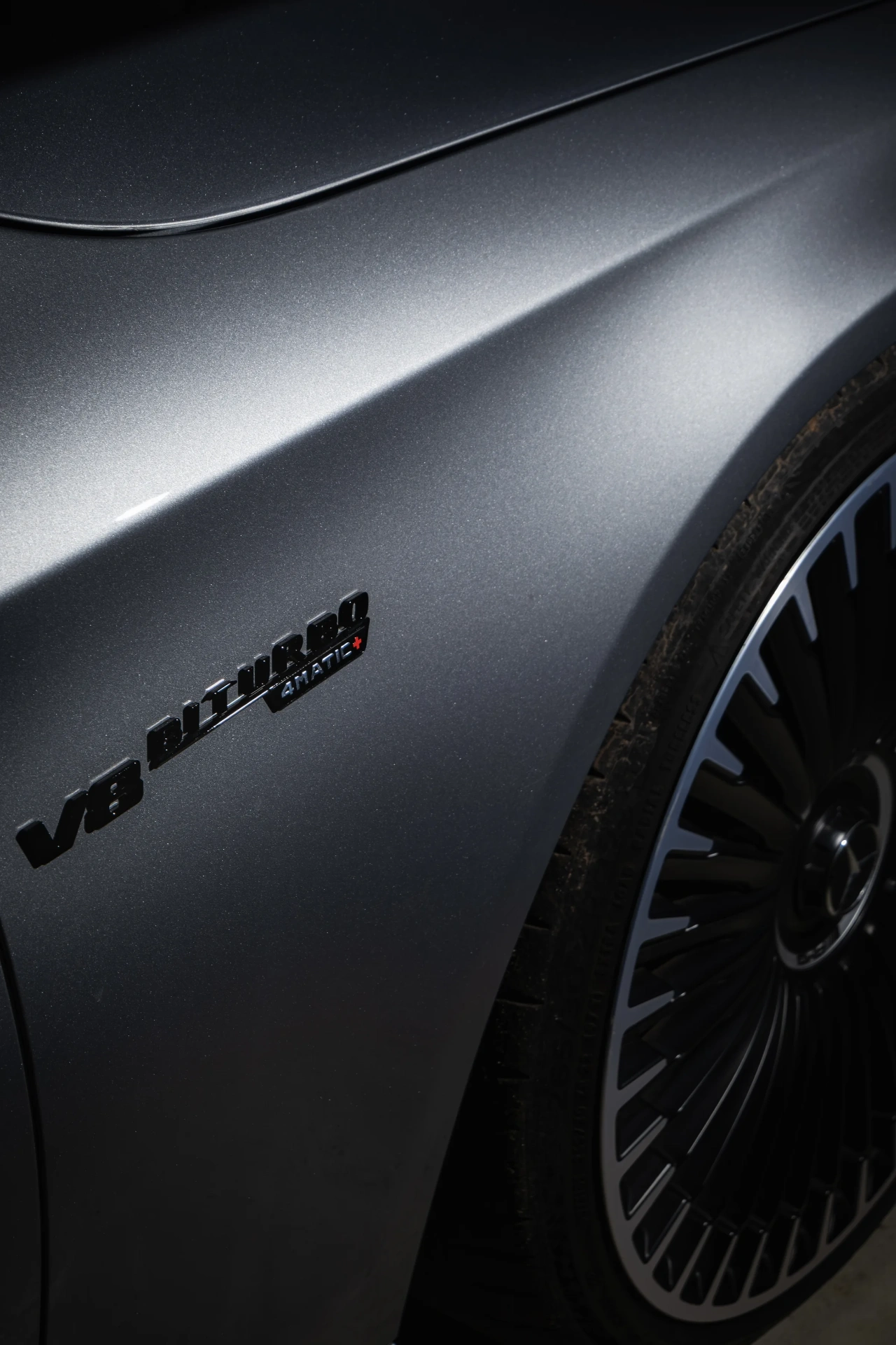 Mercedes-AMG V8 Biturbo Schriftzug am Kotflügel