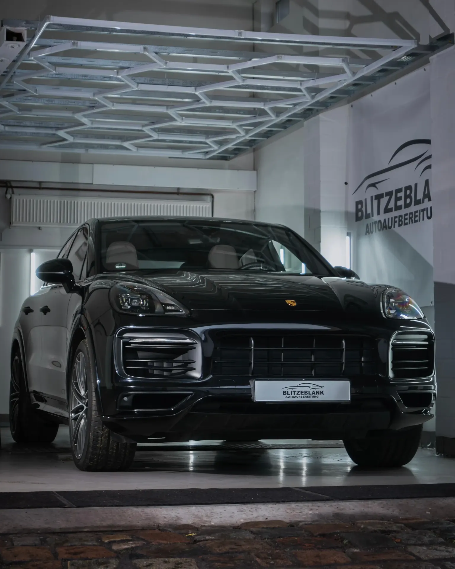 Porsche Cayenne GTS Frontansicht im Studio