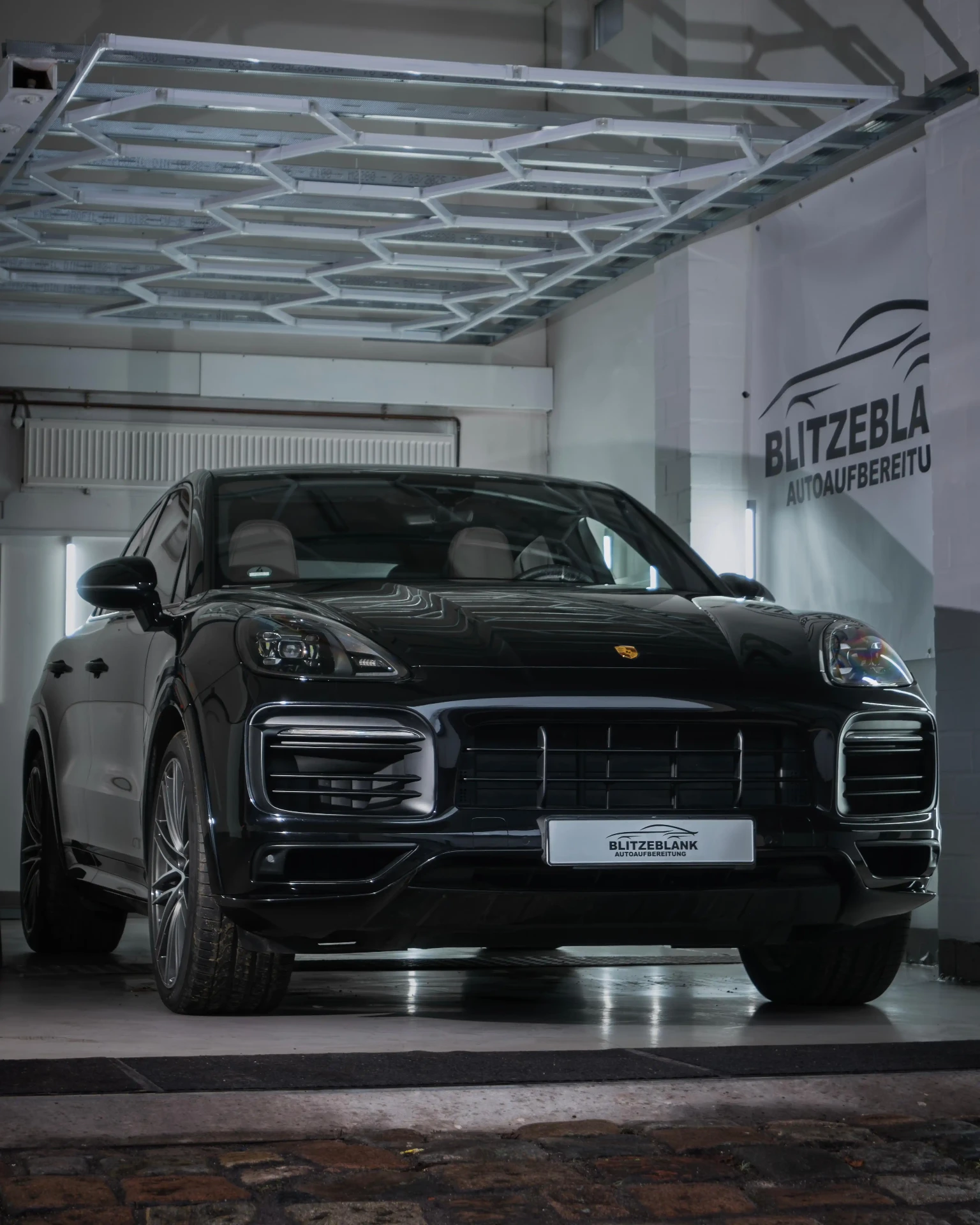 Porsche Cayenne GTS Frontansicht im Studio