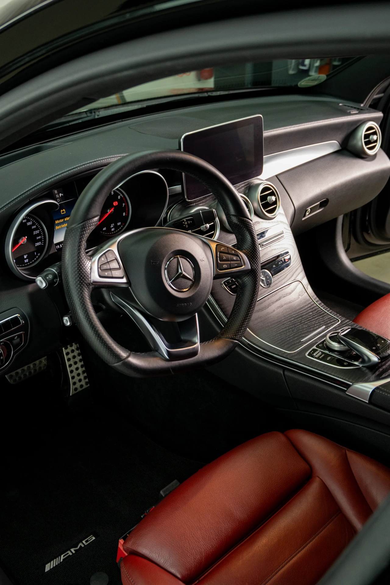 Mercedes-AMG Interieur mit rotem Leder-Cockpit